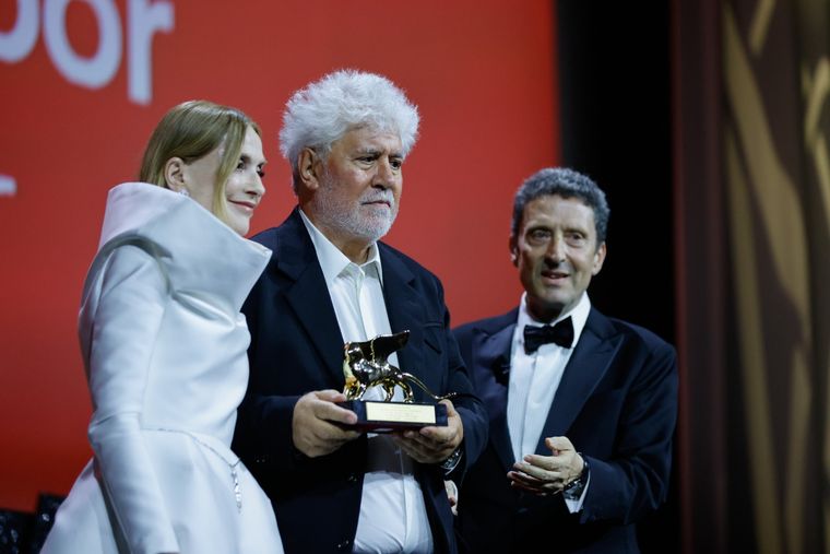 Pedro Almodóvar junto a Isabelle Hupert en el Festival de Venecia