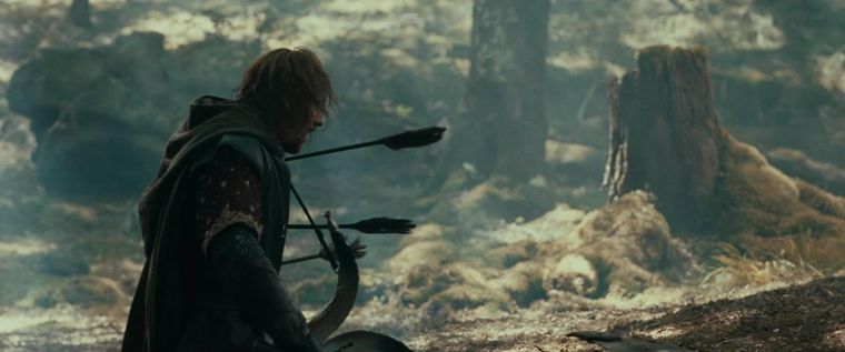 A pesar de estar herido de muerte, Boromir sigue dando pelea. A pesar de estar herido de muerte, Boromir sigue dando pelea.