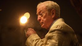 Michael Caine se retiró... por un rato. Michael Caine se retiró... por un rato.