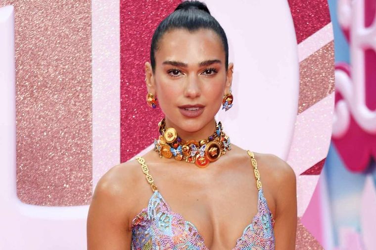 Dua Lipa cumplió 28 años y lo festejó con amigos.