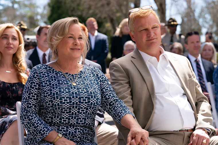 Patricia Arquette y Jason Clarke brindan grandes actuaciones como Alex y Maggie Murdaugh. Patricia Arquette y Jason Clarke brindan grandes actuaciones como Alex y Maggie Murdaugh.