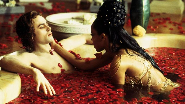 Stuart Townsend y Aaliyah en La reina de los condenados. Stuart Townsend y Aaliyah en La reina de los condenados.