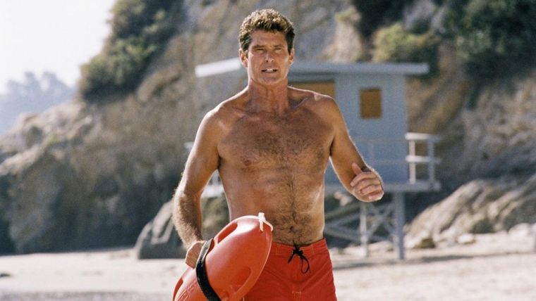 El protagonista de la nueva serie será hijo de Mitch Buchannon, protagonista de Baywatch. El protagonista de la nueva serie será hijo de Mitch Buchannon, protagonista de Baywatch.
