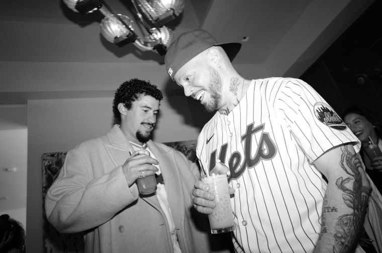 Baf Bunny y Residente juntos: uno dirige, el otro actúa.