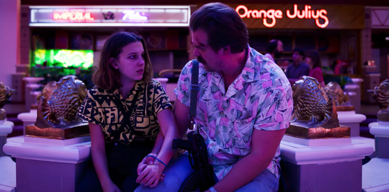 Millie Bobby Brown y David Harbour como Eleven y Jim Hopper en Stranger Things.&nbsp;