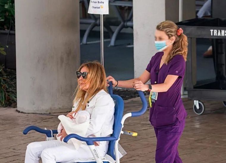 La razón por la que Ana Obregón salió en silla de ruedas del hospital junto a su hija recién nacida