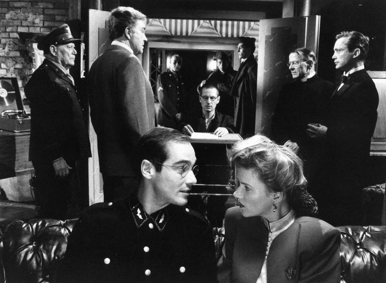 Es la tercera película teatral de von Trier y la última de su trilogía europea. Es la tercera película teatral de von Trier y la última de su trilogía europea.