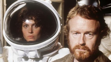 Ridley Scott en el rodaje de Alien junto a Sigourney Weaver