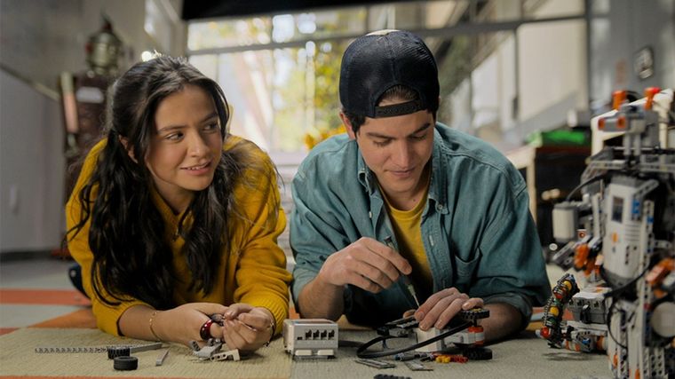 La película está protagonizada por Annie Cabello, Marco Antonio Morales (Ralf), Harold Azuara y Estefi Merelles. La película está protagonizada por Annie Cabello, Marco Antonio Morales (Ralf), Harold Azuara y Estefi Merelles.