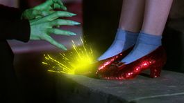 Que Ver | Los icónicos zapatos de rubí de Dorothy en El mago de Oz (1939).