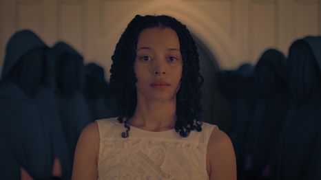 Chase Infiniti se convierte en Agnes, una de las protagonistas de la continuación de El Cuento de la Criada.