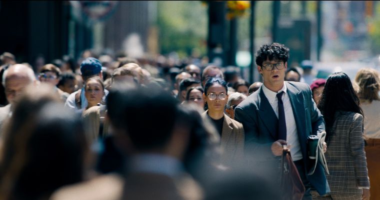 Clark Kent a toda prisa para llegar al Daily Planet