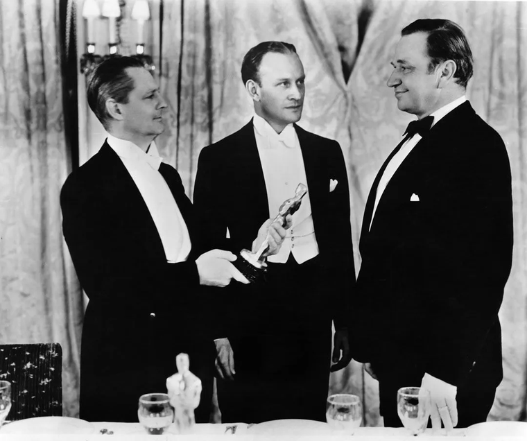 Conrad Nagel entregándole el premio a Wallace Beery (der) y Fredric March en el medio. Conrad Nagel entregándole el premio a Wallace Beery (der) y Fredric March en el medio. 