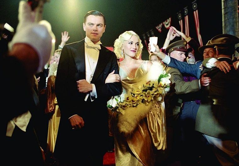 Gwen Stefani junto a Leonardo DiCaprio en la película de 2004, El aviador.