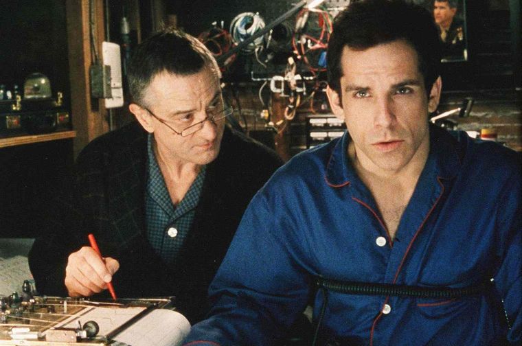 Robert De Niro y Ben Stiller en la comedia que se convirtió en un éxito mundial, La familia de mi novia. Robert De Niro y Ben Stiller en la comedia que se convirtió en un éxito mundial, La familia de mi novia.