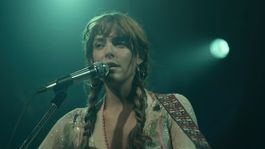 Daisy Jones & The Six es una miniserie original de Prime Video que explora el ascenso y caída de una banda musical durante la década de 1970.