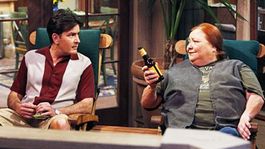 adios a berta: el emotivo mensaje con el que charlie sheen despidio a conchata ferrell