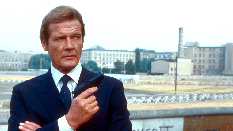 La salida de Roger Moore de la franquicia se debió a la incorporación de parejas cada vez más jóvenes para James Bond.