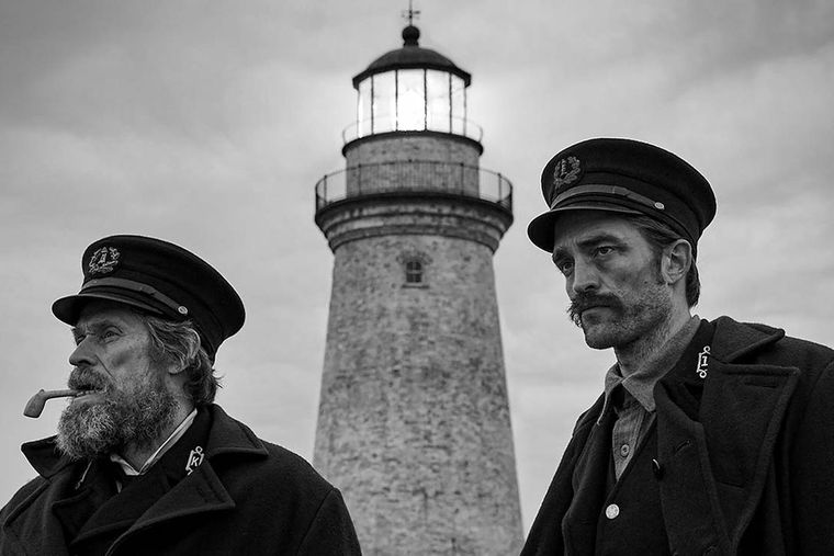 Robert Pattinson y Willem Dafoe protagonizan El faro (2019), dirigida por Robert Eggers.