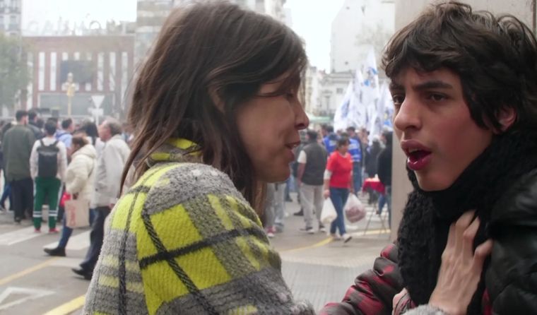 Presente continuo combina recursos del documental y la ficción. Presente continuo combina recursos del documental y la ficción.