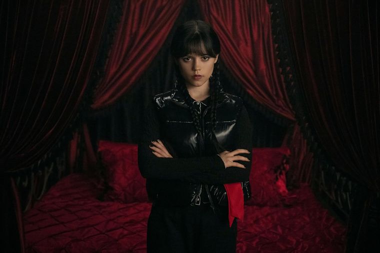 merlina-s2-p2-merlina-jenna-ortega-brazos-cruzados