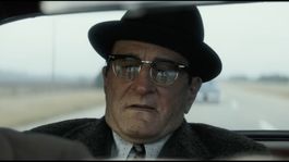 Robert se convierte en dos famosos mafiosos de Estados Unidos.