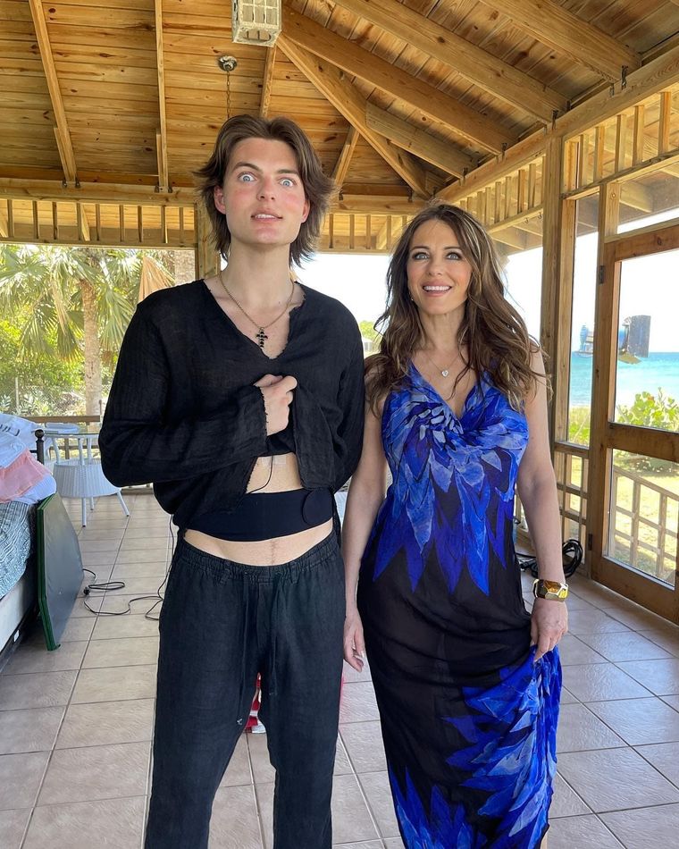 Elizabeth Hurley junto a su hijo Damian