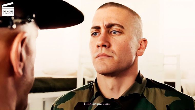 Jake Gyllenhaal protagoniza Jarhead, drama bélico dirigido por Sam Mendes.