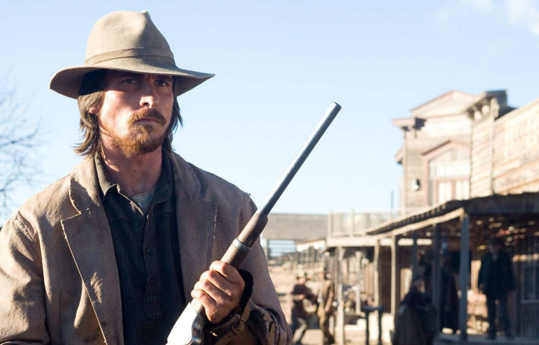 Christian Bale es uno de los protagonistas de 3:10 Misión peligrosa (2007).