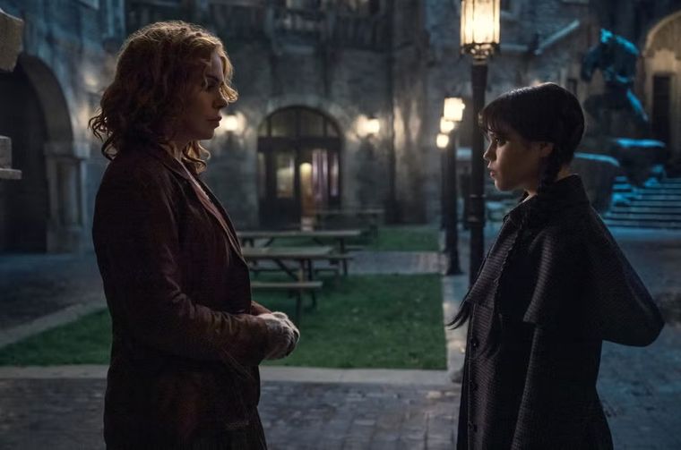 Isadora muestra mucho interés en Merlina. Isadora muestra mucho interés en Merlina.