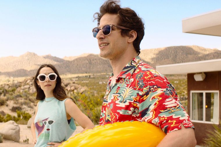 Andy Samberg y Cristin Milioti protagonizan la comedia Palm Springs.