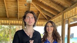 Elizabeth Hurley junto a su hijo Damian
