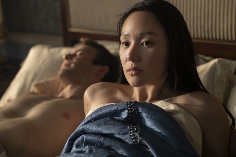 Benedict y Sophie finalmente dejan de resistirse a lo que sienten. Benedict y Sophie finalmente dejan de resistirse a lo que sienten.