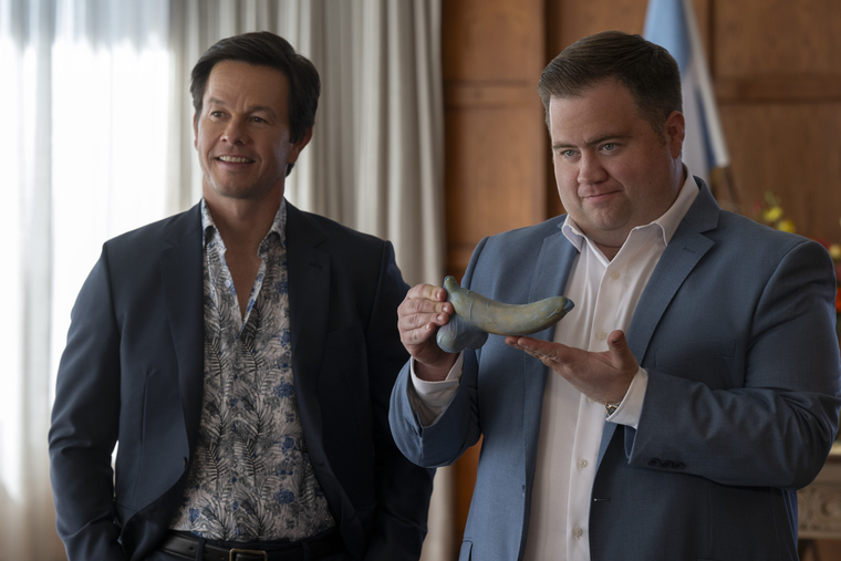 Mark Wahlberg y Paul Walter Hauser protagonizan Bolas arriba. Mark Wahlberg y Paul Walter Hauser protagonizan Bolas arriba.