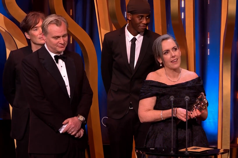 El momento en que el equipo de Oppenheimer subió a recibir el premio a Mejor película
