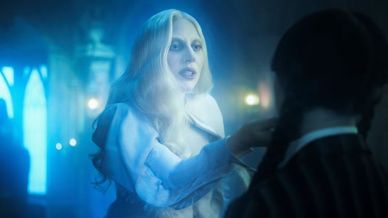 Descubre quién es el personaje que interpreta Lady Gafa en Merlina y qué rol tiene en la historia.