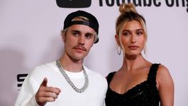 hailey baldwin revela cual es la cancion de justin bieber que la hace llorar