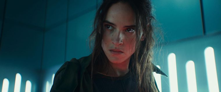 Adria Arjona como Bix Caleen en Andor, la aclamada serie de Andor.