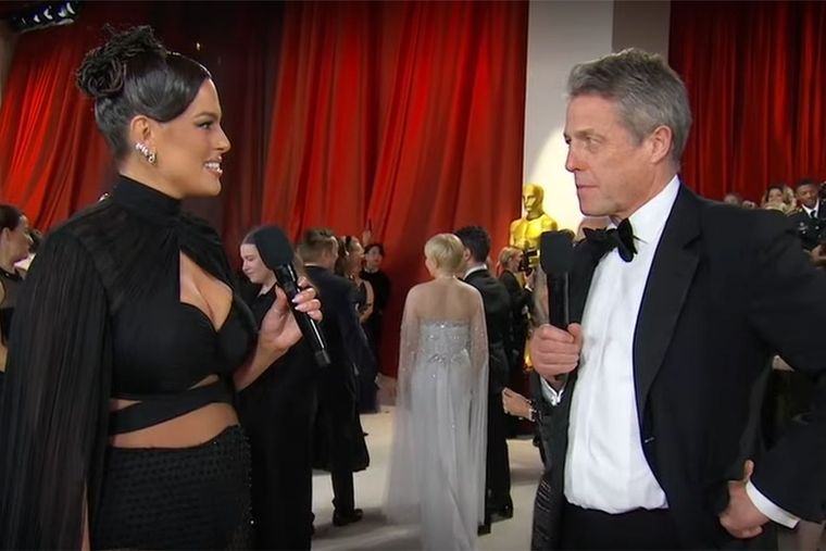 Ashley Graham le responde a Hugh Grant tras su polémica actitud para con ella en los Oscar