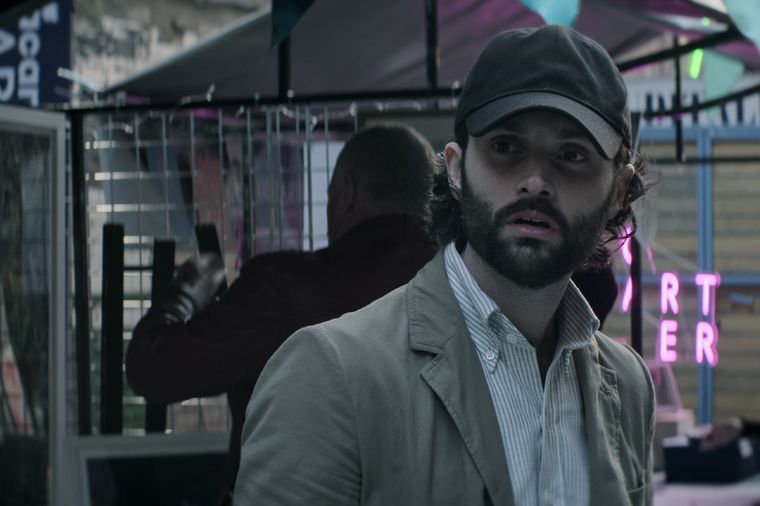 Penn Badgley interpreta a Joe Goldberg en You. Penn Badgley interpreta a Joe Goldberg en You.