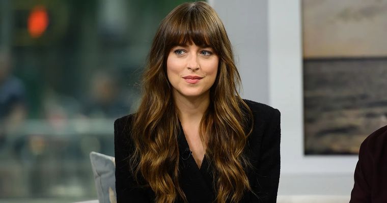 Dakota Johnson ha dejado atrás su habitual pelo castaño