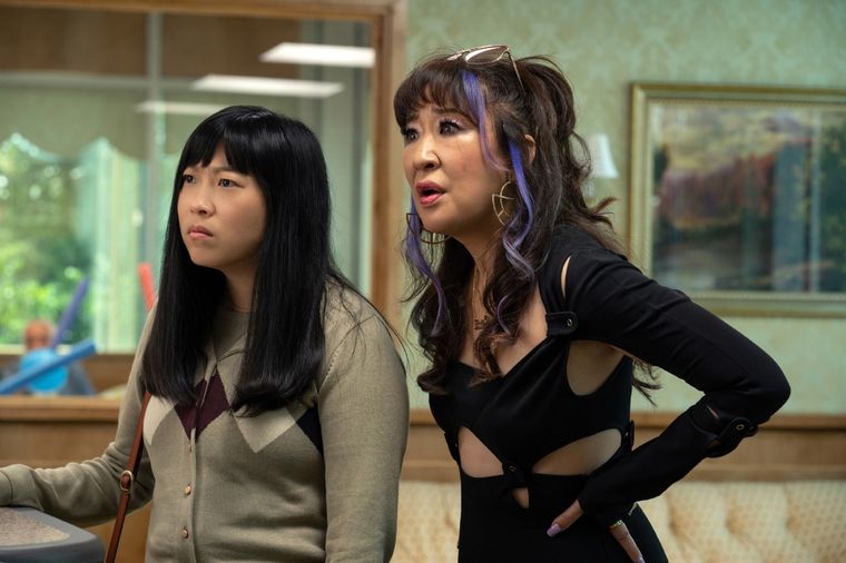 La comedia se encuentra protagonizada por Sandra Oh y Awkwafina