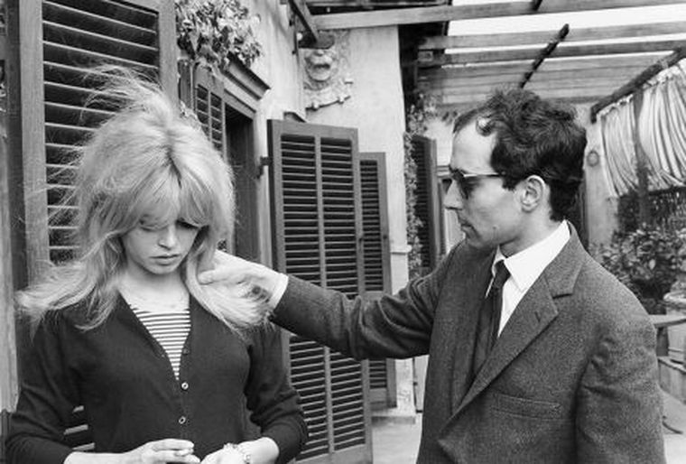 La película está basada en la novela homónima de Alberto Moravia y es considerada una de las mejores de Godard. La película está basada en la novela homónima de Alberto Moravia y es considerada una de las mejores de Godard.