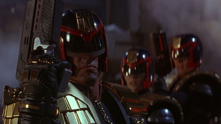 Judge Dredd de 1995 con Sylvester Stallone en una de las pocas escenas donde tiene puesto el casco. Judge Dredd de 1995 con Sylvester Stallone en una de las pocas escenas donde tiene puesto el casco.