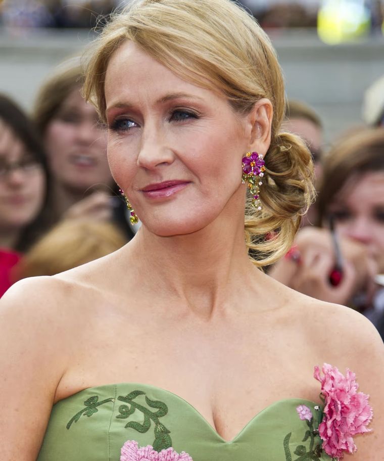 J.K. Rowling es consultora externa del equipo de guionistas a quienes ayudo a escribir los primeros episodios, siendo ella la primera persona externa a la producción en leerlos. J.K. Rowling es consultora externa del equipo de guionistas a quienes ayudo a escribir los primeros episodios, siendo ella la primera persona externa a la producción en leerlos.