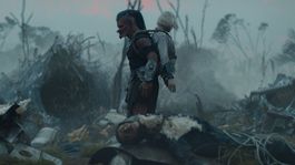 depredador: tierras salvajes revela la impensada union entre un yautja y una androide de la saga alien