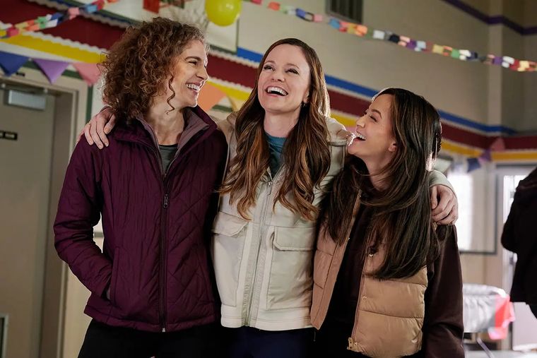 Estrenada en 2023, la cinta sigue a tres madres que deberán unirse para planificar el día de campo de sus hijos