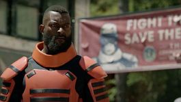 Mercer luce atemorizante en la última temporada de The Walking Dead.