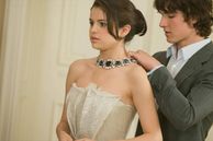 Selena Gomez interpreta dos personajes en esta comedia romántica disponible en Prime Video.
