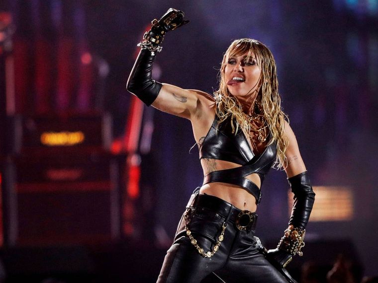 Miley Cyrus reversionó un clásico de Metallica y estallaron los memes
